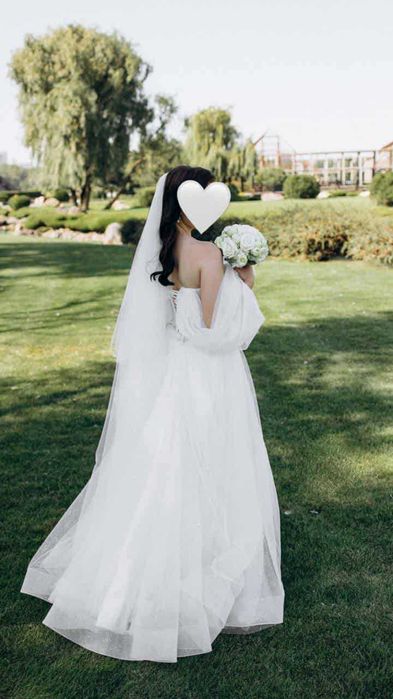 Весільна сукня зі шлейфом