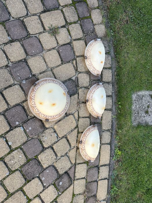 Zestaw plafon sufitowy plus trzy kinkiety. Caly zestaw jest szklany.