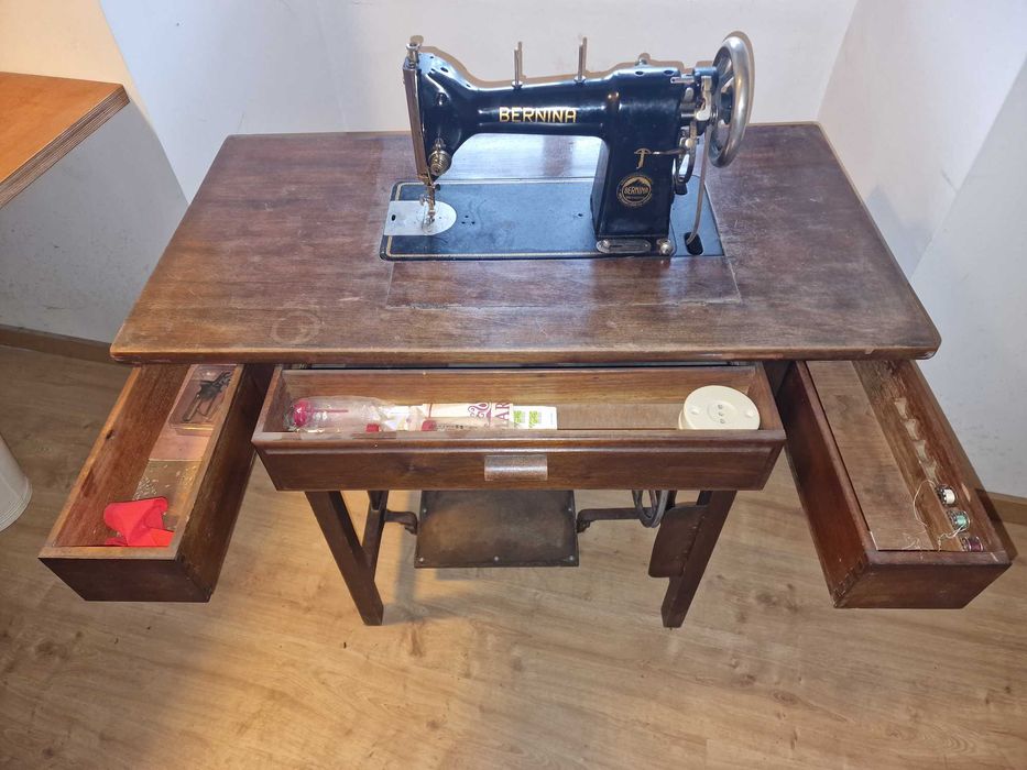 Máquina de Costura Bernina com Móvel/Armário