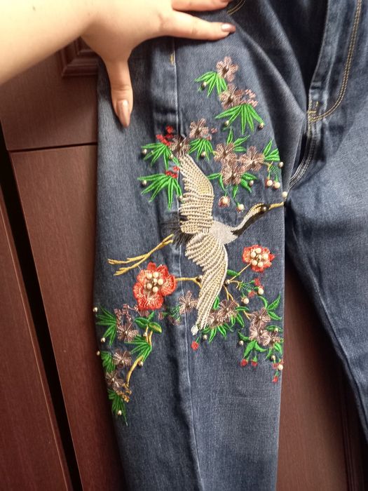 Нові сині  джинси з вишивкою