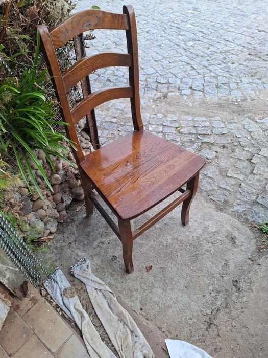 Cadeiras em madeira