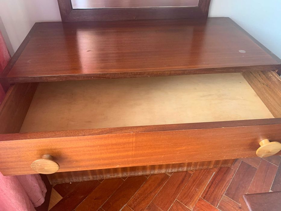Cómoda com Espelho em Madeira