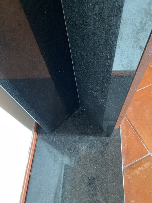 Consola em Granito Preto de Angola e Vidro Biselado | Design Exclusivo
