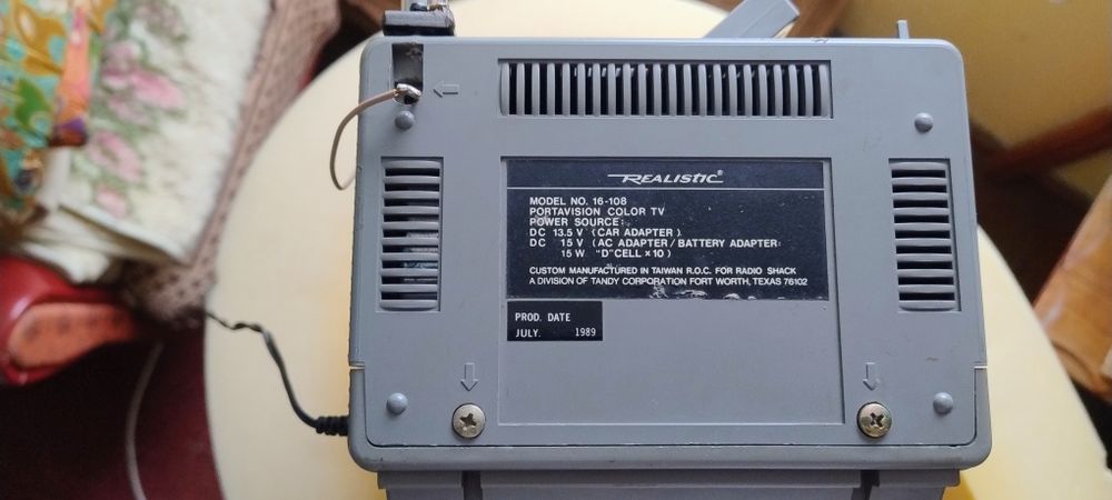 Retro telewizor z lat 80