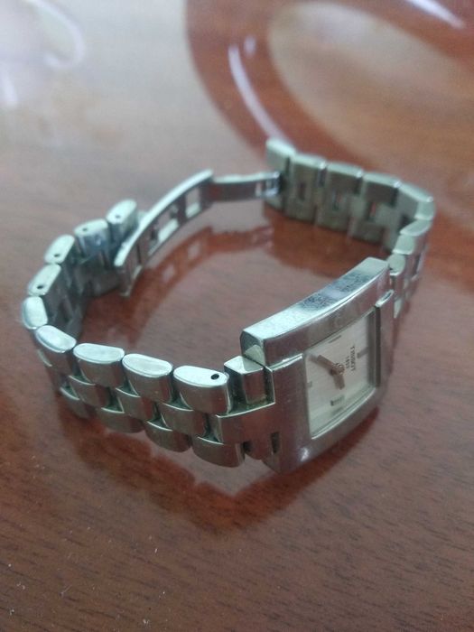 Продам женские швейцарские часы