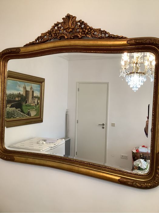 Espelho de paredede estilo antigo com moldura em tom envelhecido