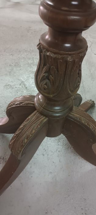 Mesa de jogos com cadeiras