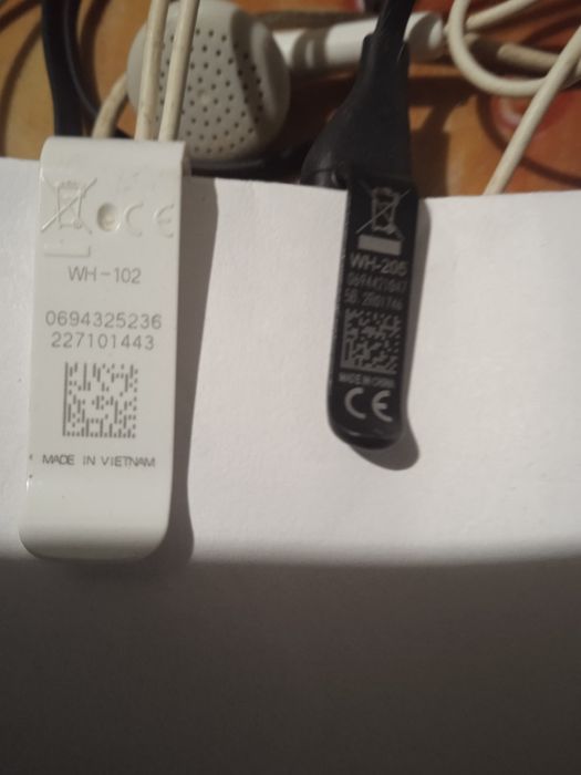 Дротові гарнітури/навушників Nokia моделей WH-102 та WH-205.