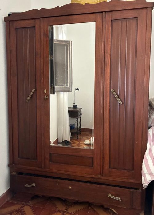 Armário antigo com espelho
