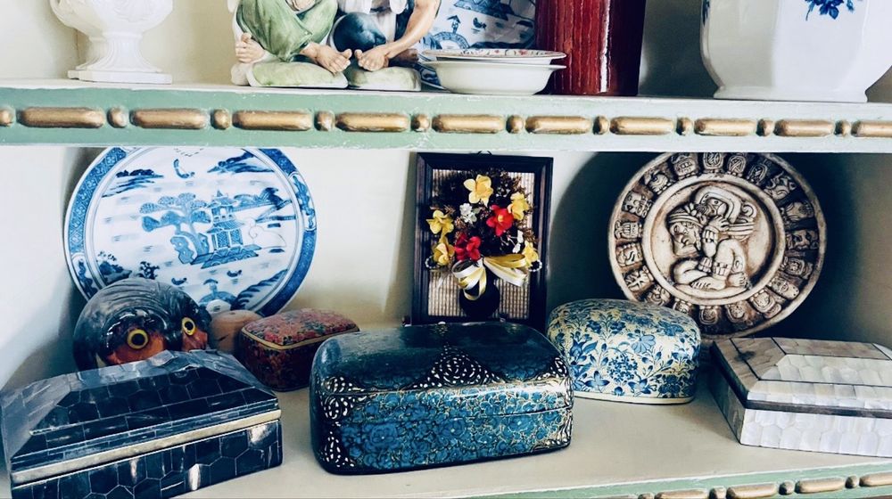 Jarras, porcelanas e bibelots decorativos de sala