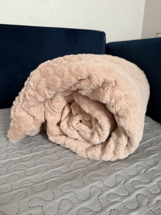 Welurowy koc z sweterkowym printem koc Home 150x200/ kolor pudrowy róż