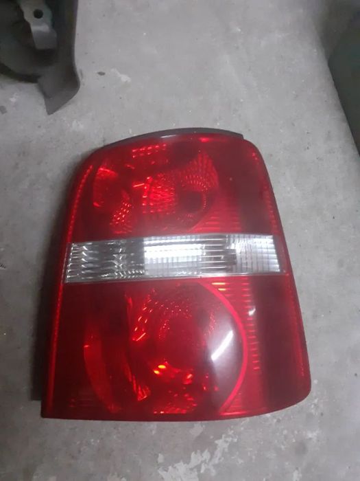 Farol tras lado passageiro vw touran