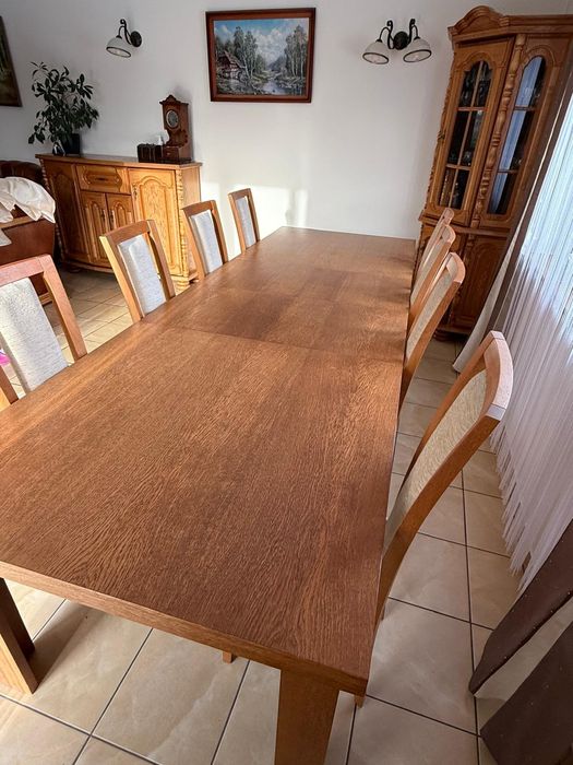 Duży drewniany stół i 12 krzeseł