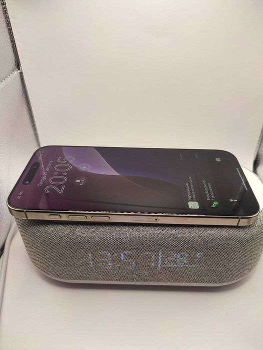 Годинник з LED-дисплеєм, термометром і бездротовою зарядкою