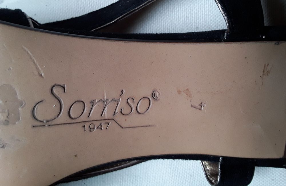 Sapatos de senhora pretos com dourado, marca Sorriso, Tam 36 meio