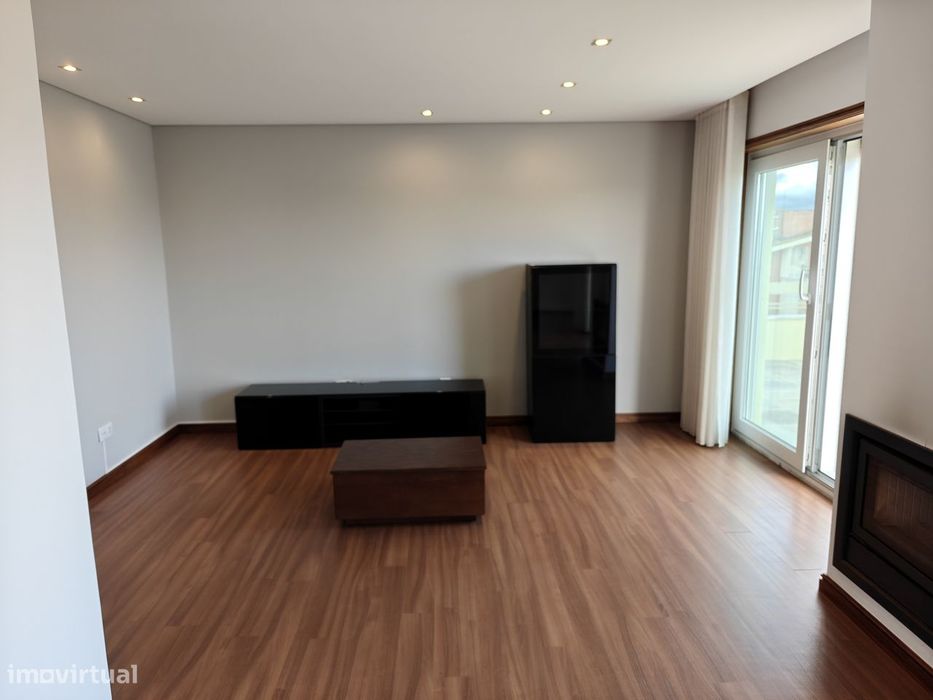Apartamento T2 renovado junto ao mar