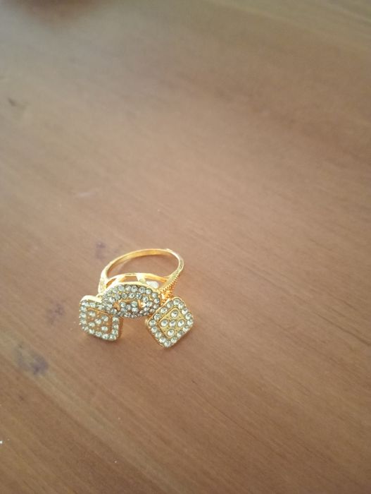 Anel e brincos dourados