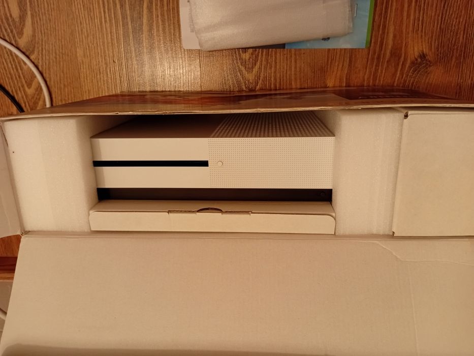 Xbox One S  1 TB box super stan