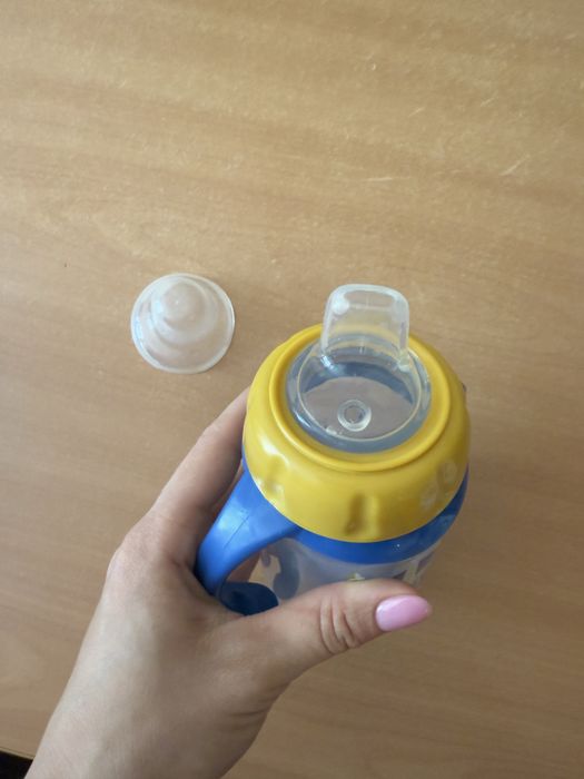 Віддам дитячу пляшечку для води