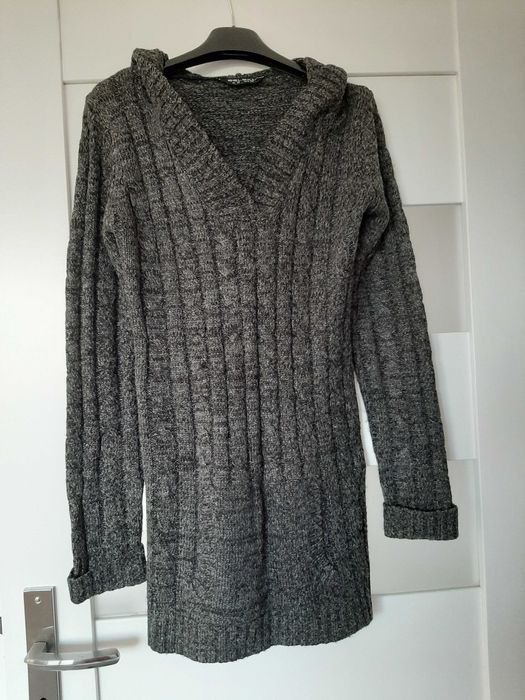 Sweter damski z kapturem