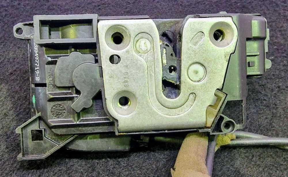 Fechadura / Fecho Porta Frente Direito 8200197719B - RENAULT KANGOO