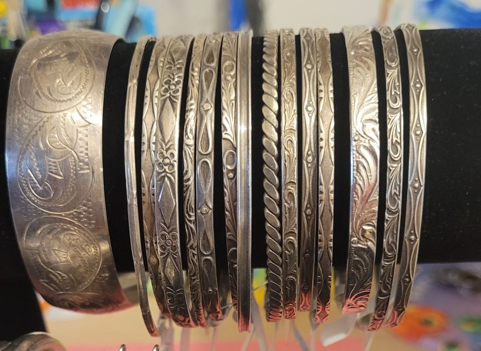Sprzedam srebrne bransoletki.
