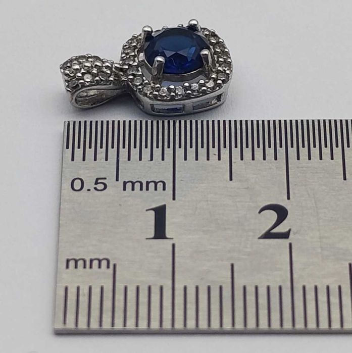 Pendente em prata de lei com pedras transparentes e pedra central azul - peso 1,2g