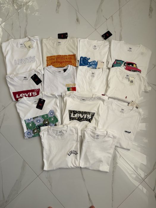 Лот футболок та шортів від LEVIS