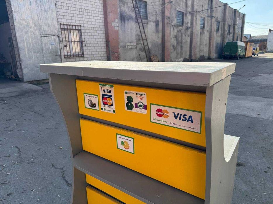 Б/В Стіл з нішами та жовтими вставками