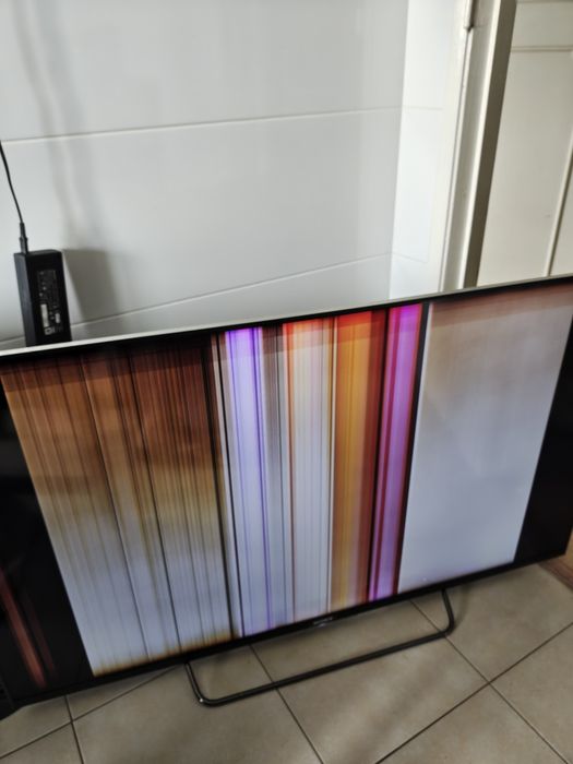 TV Sony com defeito, para peças. Tem comando de origem e cabos de energia .