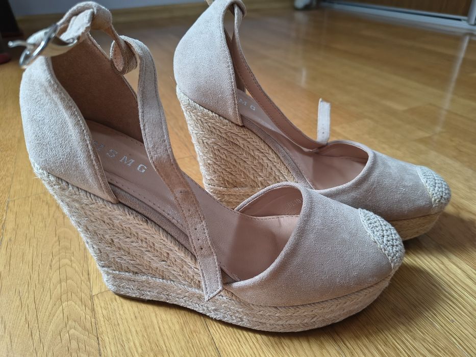 Beżowe espadryle koturny