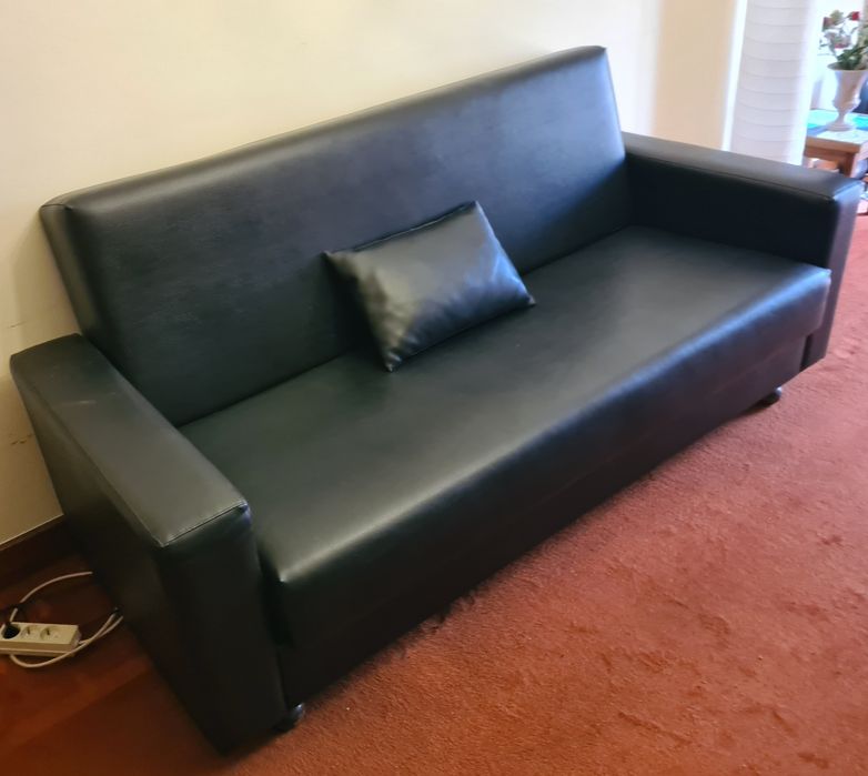Sofá em pele sintética preto
