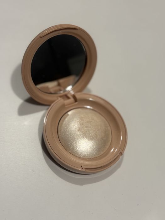 Rozświetlacz Rare Beauty