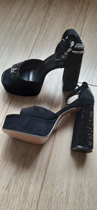 Жіночі трендові босоніжки