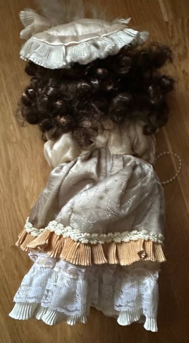 Порцелянова кукла дама з шапочкою