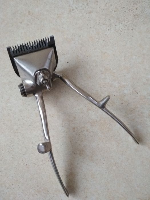 Ручная машинка для стрижки волос.