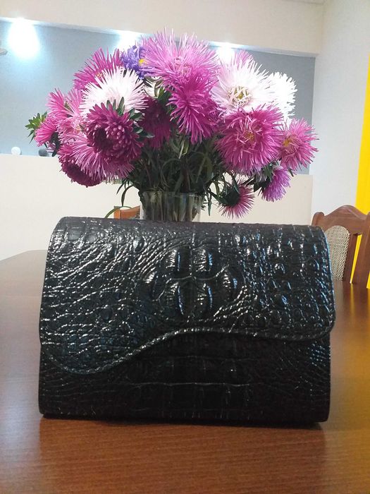 Mała torebka na długim pasku