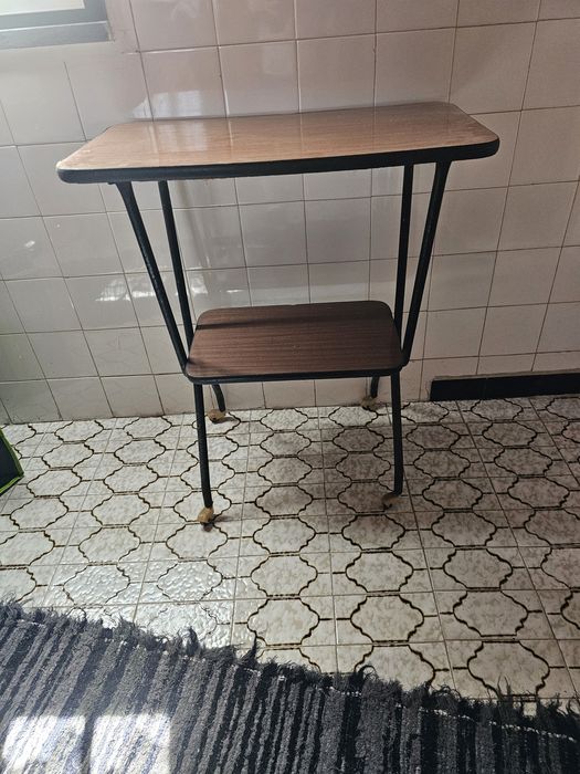 Mesa de TV em bom estado