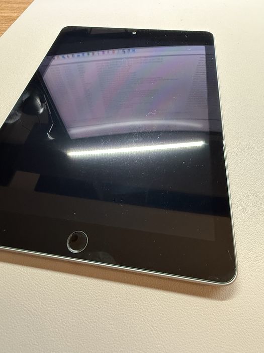 Vendo Apple iPad 6th Geracao (Model: A1893) 9.7” 32GB. Cinzento, Wifi.