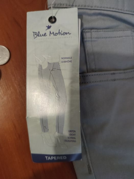 Світлі та чорні брюки.