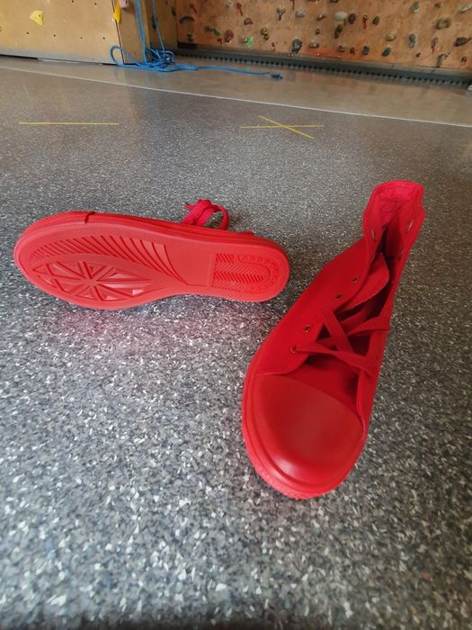 Trampki czerwone r.39