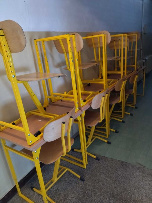 Biurka i krzesła metalowe z regulowaną wysokością (zestaw 9 kpl)