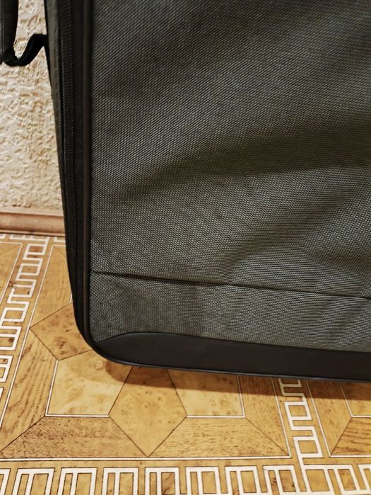 Чемодан великий в гарному стані