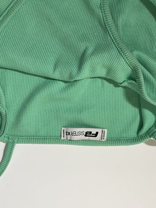 топы красный с кружевом, базовые зеленый и желтый