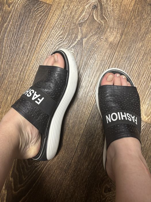 Жіночі шльопанці