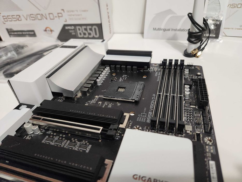 Материнська плата Gigabyte B550 Vision D-P (AM4)