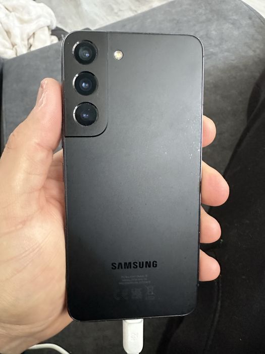 Samsung     S22.