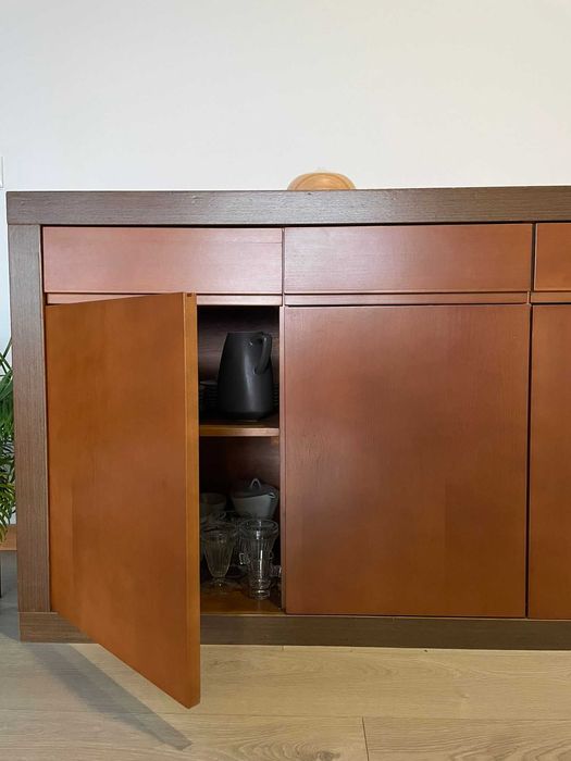 Mesa e cadeiras de sala em cerejeira