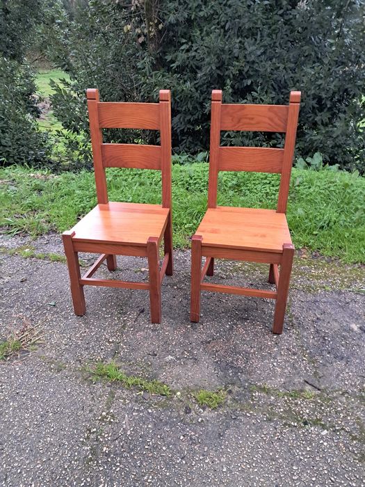 Duas cadeiras robustas em madeira.