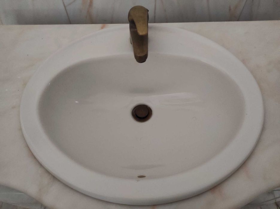 Móvel e espelho de wc